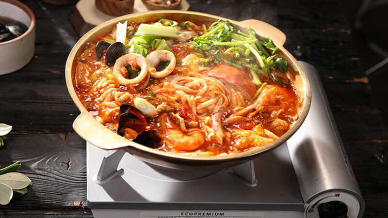 Cuttlefish Seafood Stew with Kalguksu Noodles